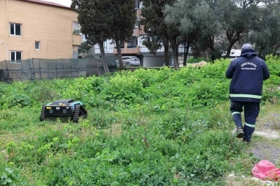 Yeşil alanda uzaktan kumandalı robot d&ouml;nemi: 6 kişinin işini tek başına yapabiliyor
