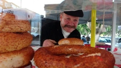Yeşil&ccedil;am'ın Gaziantepli &uuml;nl&uuml; ismi simit satarak ge&ccedil;iniyor!