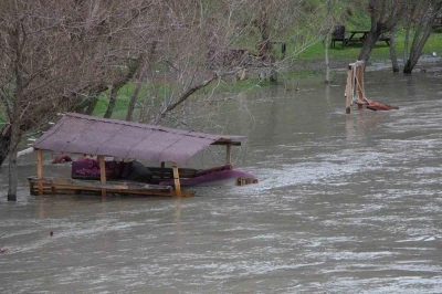 Yeşilırmak Nehri&rsquo;nde su seviyesi 2 metreye kadar y&uuml;kseldi, piknik masaları akıntıya kapıldı
