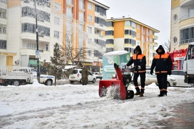 Yeşilyurt Belediyesi karla m&uuml;cadele ekiplerinden kesintisiz hizmet
