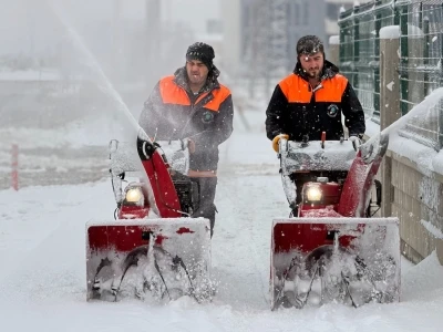 Yeşilyurt Belediyesi karla m&uuml;cadelede 7/24 sahada!
