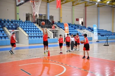 Yeşilyurt Belediyesi&rsquo;nin Basketbol Turnuvası&rsquo;nda dostluk ve rekabet bir arada yaşandı
