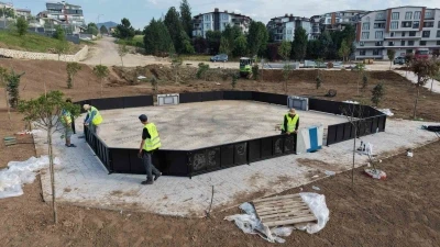 Yeşilyurt Millet Bah&ccedil;esi&rsquo;nde &ccedil;ocuk oyun alanlarının kurulumu başladı
