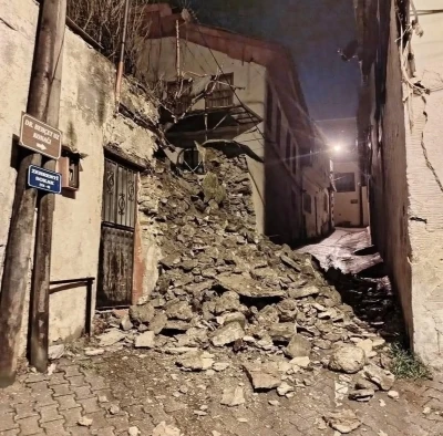 Yıkılan istinat duvarı yolu kapattı
