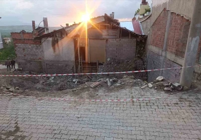 Yıkılan metruk evde oynayan &ccedil;ocuklar kurtuluş savaşına ait olduğu değerlendirilen el bombası buldu
