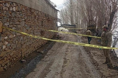 Yıkılma tehlikesi bulunan ahır g&uuml;venlik &ccedil;emberine alındı
