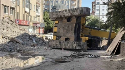 Yıkım &ccedil;alışmasındaki iş makinesi devrildi: 1 yaralı
