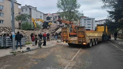 Yıkım esnasında iş makinesi devrildi
