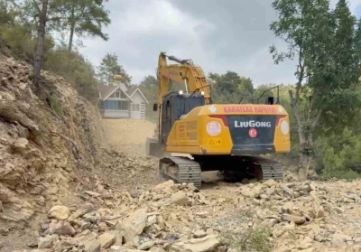 Yıkım kararı çıkan evini 150 metre taşıyıp tapulu arazisine yerleştirdi
