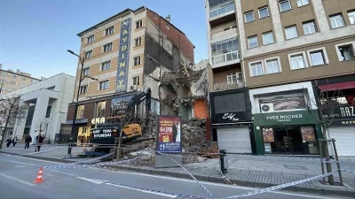Yıkım sırasında bitişikteki bina hasar g&ouml;rd&uuml;, 21 daireli bina tahliye edildi
