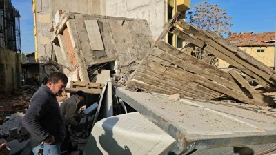 Yıkım sırasında enkaz altında kalmaktan saniyelerle kurtuldular
