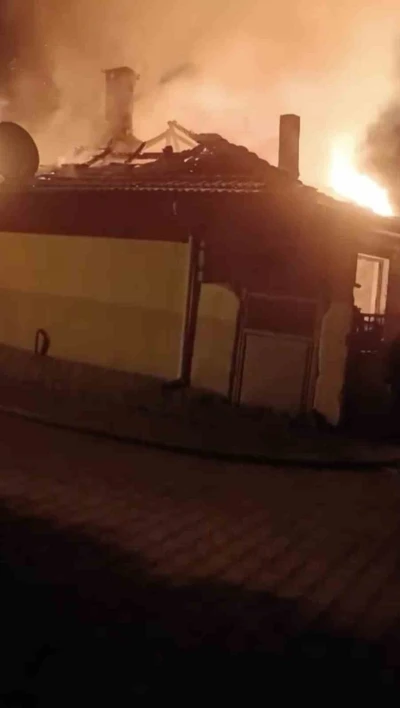 Yılbaşı gecesi Bursa&rsquo;da k&ouml;y evi alevlere teslim oldu
