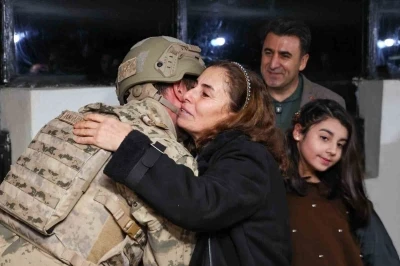 Yılbaşı n&ouml;betinde aile sevinci: G&uuml;venlik kulesinde duygu dolu anlar
