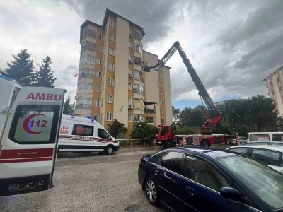 Yıldırım d&uuml;şen &ccedil;atıda tamirat yapan 2 iş&ccedil;i yaralandı

