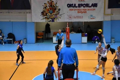 Yıldız Kızlar Voleybol Kul&uuml;p M&uuml;sabakaları sona erdi
