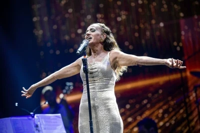 Yıldız Tilbe için arkadaşını sırtına çıkarttı
