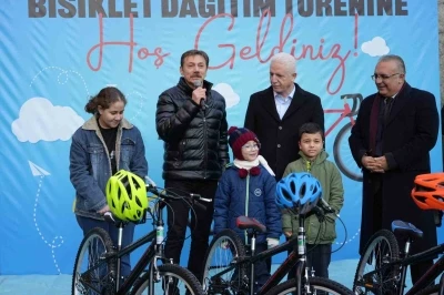 Yılın ilk g&uuml;n&uuml;nde Bah&ccedil;elievler&rsquo;de 100 &ccedil;ocuk bisikletine kavuştu
