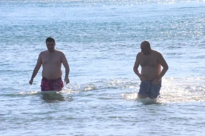 Yılın ilk g&uuml;n&uuml;n&uuml; denizde karşıladılar
