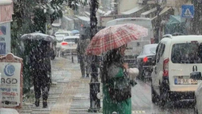 Yılın son kar yağışı 5 dakikada Bartın&rsquo;ı beyaza b&uuml;r&uuml;d&uuml;
