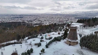 Yılın son karı Eskişehir&rsquo;i beyaza b&uuml;r&uuml;d&uuml;
