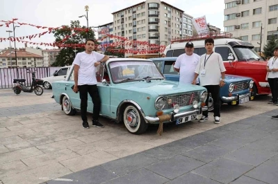 Yıllara meydan okuyan klasik otomobiller görücüye çıktı
