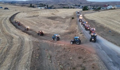 Yıllardır &ouml;zel g&uuml;nlerde yapılıyor, trakt&ouml;r&uuml;ne binen konvoya katılıyor
