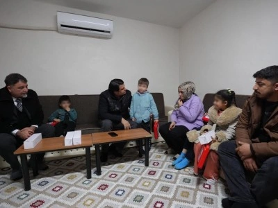 Yılmaz&rsquo;dan evi yanan K&ouml;mek ailesine anlamlı ziyaret