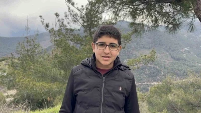 Yıpranan bayrağı fark eden &ouml;ğrenci, yenisiyle değiştirdi
