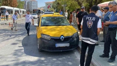 Yıprandığı için gözükmeyen yaya geçidinin çevresinde korkutan kaza
