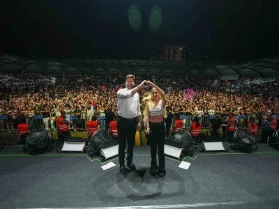 YKS sonrası gen&ccedil;ler Derya Uluğ konserinde buluştu
