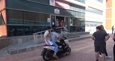 YKS&rsquo;ye saniyeler kala yetişti: G&uuml;venlik g&ouml;revlisi motosikletiyle sınava ulaştırdı

