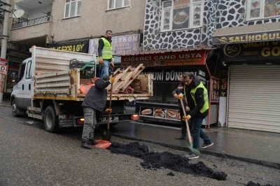 Yoğun kar, don ve tuzlama sonrası bozulan yollarda onarım &ccedil;alışması başlatıldı
