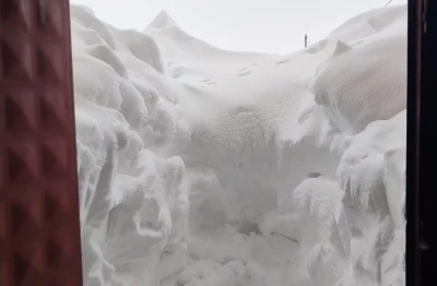 Yoğun kar il&ccedil;eyi esir aldı, hayvancılıkla uğraşanların zorlu mesaisi kameraya yansıdı
