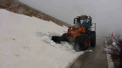Yoğun kar nedeniyle kapalı olan Nemrut Dağı yolu a&ccedil;ılıyor
