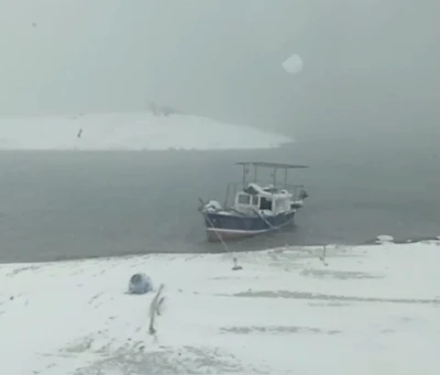 Yoğun kar ve sis balık&ccedil;ıları durdurdu: Tekneler kıyıya &ccedil;ekildi
