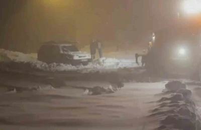 Yoğun kar yolu kapattı, ekipler mahsur kalan araca ulaştı
