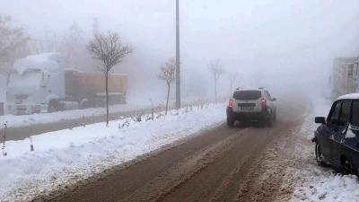 Yoğun sis Besni&rsquo;yi etkisi altına aldı

