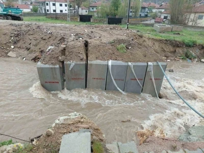 Yoğun yağışlardan sonra ikinci k&ouml;pr&uuml; de yıkıldı
