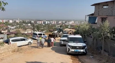 Yokuş aşağı inen otomobil iş makinesine &ccedil;arptı: 1 &ouml;l&uuml;
