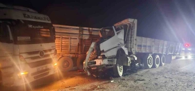 Yol kenarındaki arızalı araca çarptı
