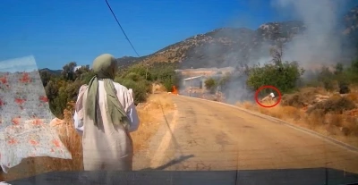 Yol kenarındaki yangını gören tatilci aile alevlere yangın tüpüyle müdahale etti
