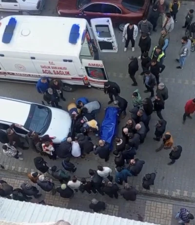 Yol ortasında eşini bı&ccedil;aklayarak &ouml;ld&uuml;rd&uuml;
