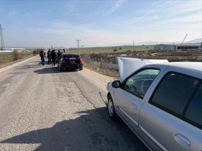 Yol &uuml;zerindeki kalas par&ccedil;ası kazaya sebep oldu, 2 yaralı

