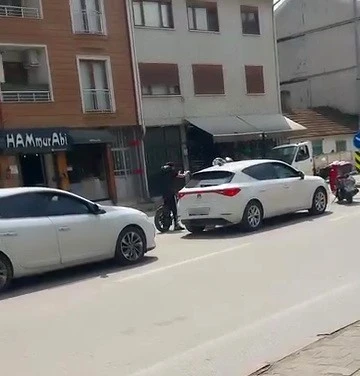 Yol verme kavgasında tansiyon y&uuml;kseldi araya vatandaşlar girdi
