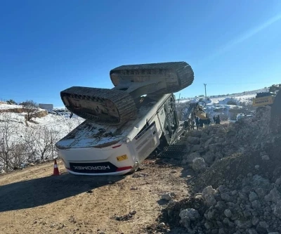 Yol yapım &ccedil;alışmasında iş makinesi devrildi
