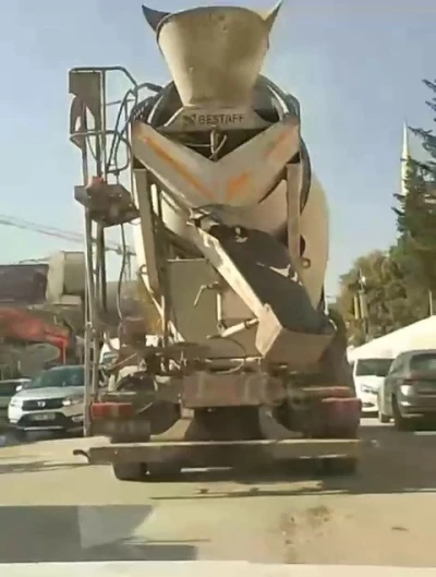 Yola beton dökerek ilerledi
