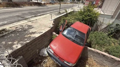 Yola d&ouml;k&uuml;len zeytinyağı nedeniyle kontrolden &ccedil;ıkan ara&ccedil; bah&ccedil;eye u&ccedil;tu
