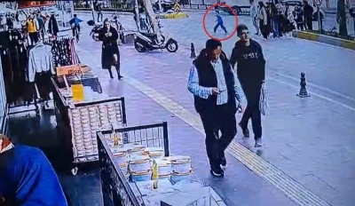 Yola fırlayan 7 yaşındaki &ccedil;ocuğa motosikletle &ccedil;arptılar, arkalarına baka baka yollarına devam ettiler
