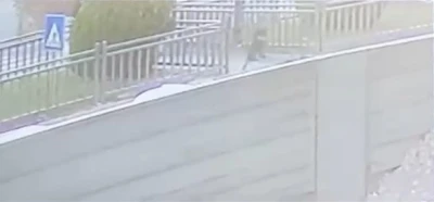 Yola fırlayan çocuk aracın altında kalmaktan son anda kurtuldu
