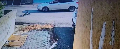 Yola fırlayan &ccedil;ocuk otomobilin &ccedil;arpmasıyla metrelerce savruldu: O anlar kamerada
